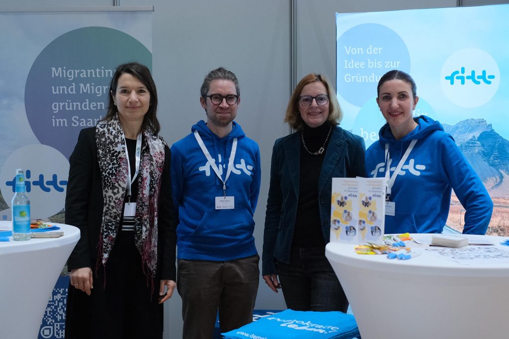 Wirtschafts-Staatssekretärin Elena Yorgova-Ramanauskas mit mehreren Vertreterinnen und Vertretern der FITT gGmbH