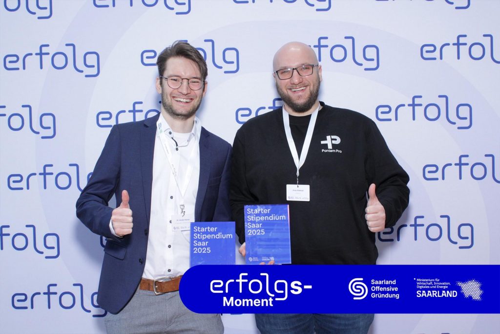 Die Gründer der Startups „Holzer Scientific Consulting GmbH“ (Dr. Andre Holzer) und „Pontem Pro“ (Anas Allakad) präsentieren ihre Awards für das Starter Stipendium Saar